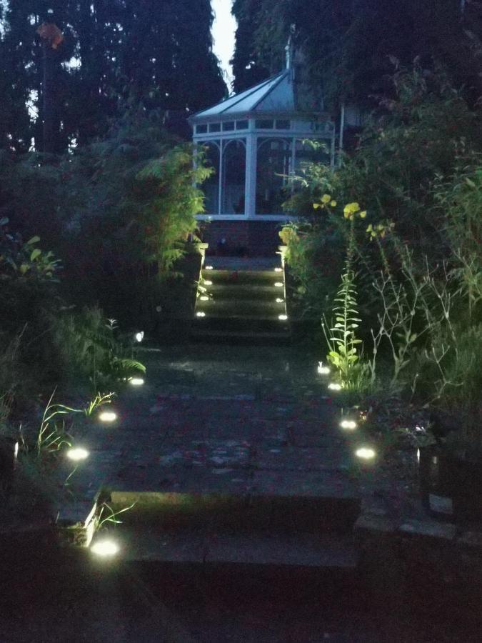 شقة Peaceful Retreat Hideaway Surrey إيشر المظهر الخارجي الصورة